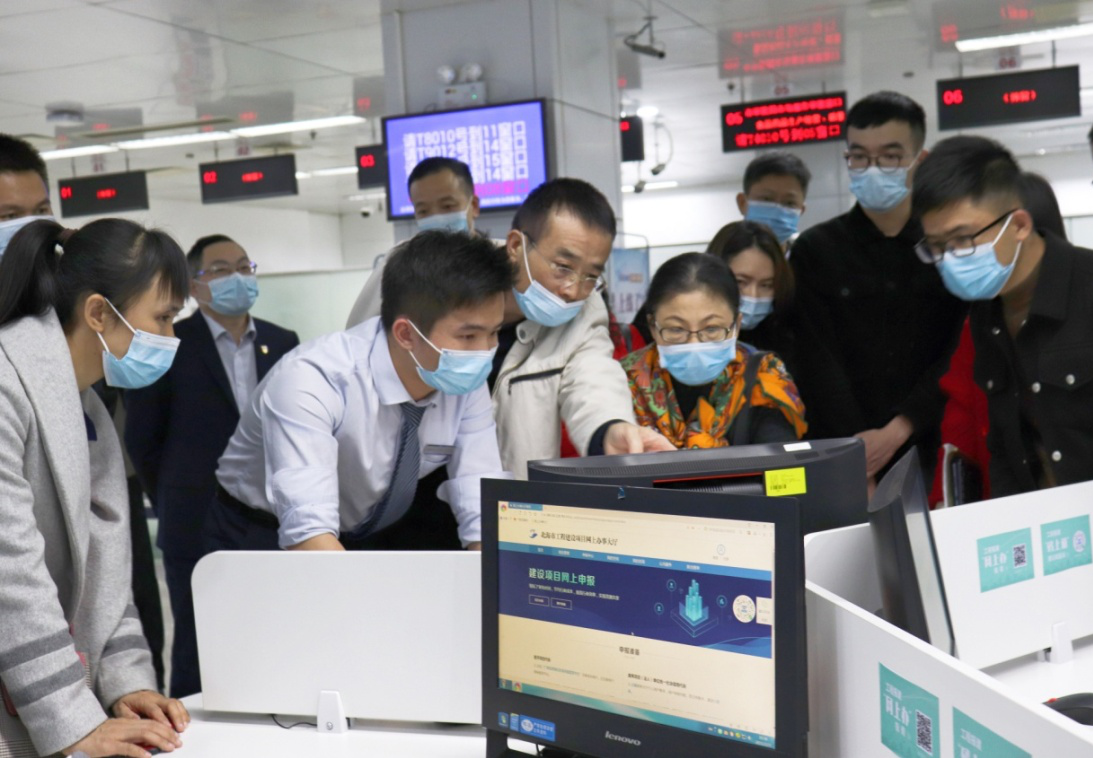 考察组在北海市政务服务中心观摩工程建设项目审批办理流程.png