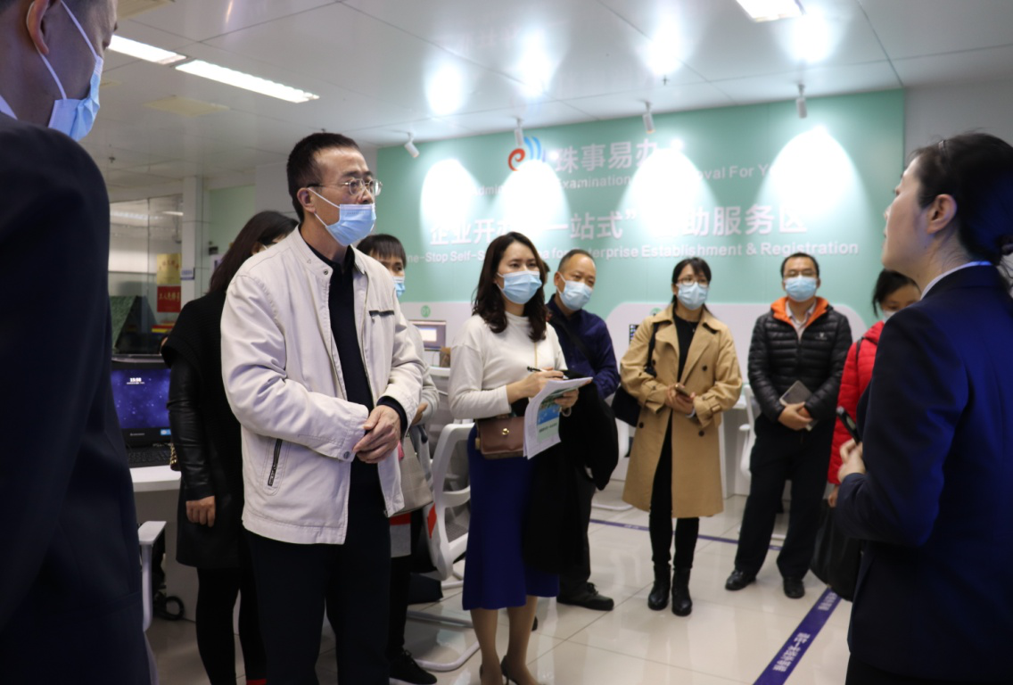 考察组在北海市政务服务中心观摩“珠事易办”政务服务模式.png